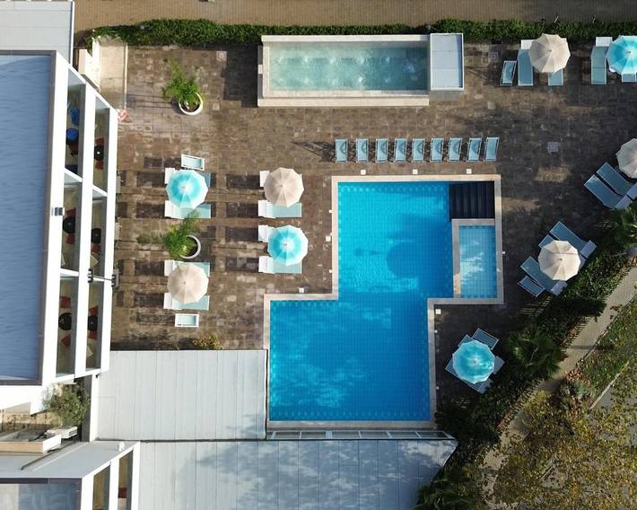 Hôtel pour 2 personnes, avec piscine et jardin ainsi que bassin pour enfant et vue