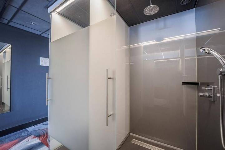 Comfortable Suite Near Leiden Canals with Indoor Pool Access in Leiden, Niederländische Nordsee