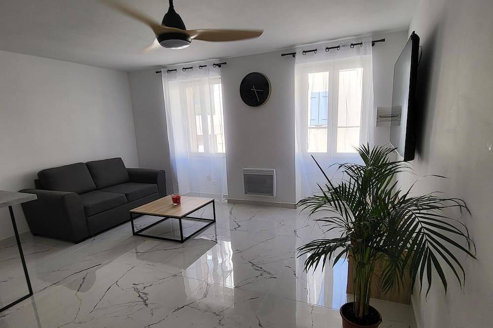 Entire apartment, Charming T2 apartment in the city center in La Crau, Toulon region