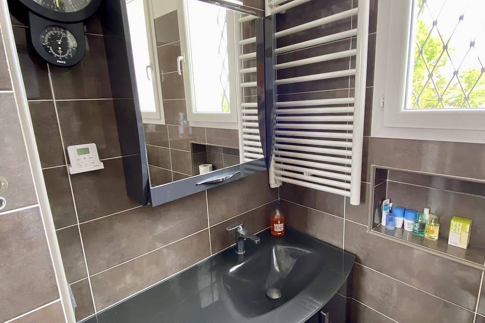 Chambre et douche Wc privés petit-déjeuner inclus ! B&B, bed and breakfast in Antibes, Côte méditerranéenne (France)