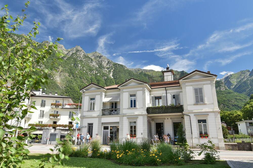 Ganze Wohnung, Design-Wohnung in einem alten Gebäude im Zentrum von Chiavenna in Kleven, Bernina-Alpen