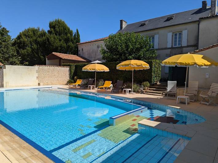 Gîte pour 6 personnes, avec piscine ainsi que terrasse et jardin à Saint-Cybardeaux