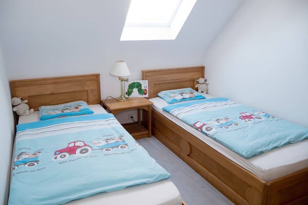 Breton casa de piedra, en una zona tranquila y la playa in Landéda, Región de Brest