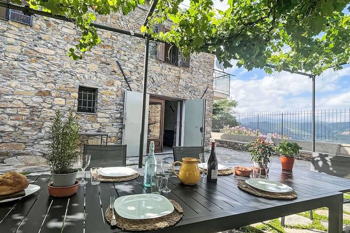 Location de vacances pour 7 personnes, avec jardin à Lucinasco