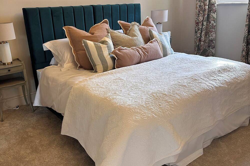 Farnah House Barn, pet friendly, with hot tub in Duffield in Duffield, Derbyshire