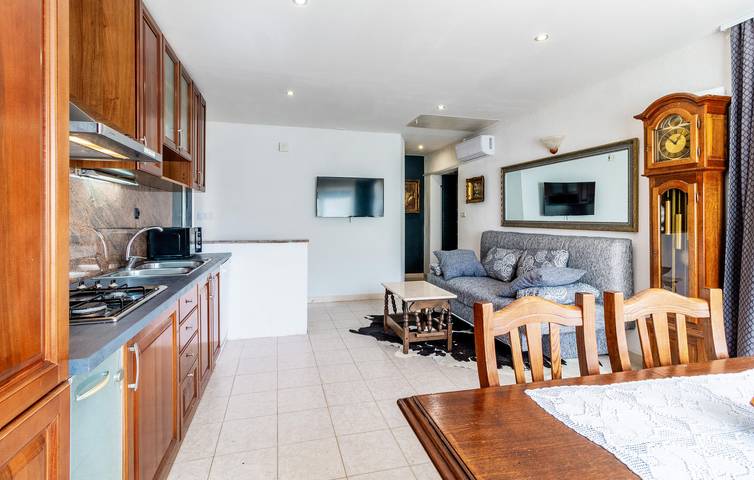 Modernes Apartment mit Terrasse in der Nähe von Fluss und See in Makarska Riviera