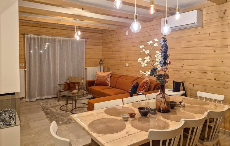Charmante 190 m² große Wohnung mit Pool und Terrasse, 2 km vom Fluss Bogdanica entfernt in Gospitsch, Lika-Senj