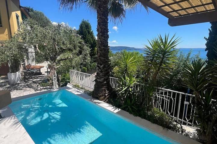 Villa pour 7 personnes, avec balcon ainsi que jardin et piscine à Gardone Riviera