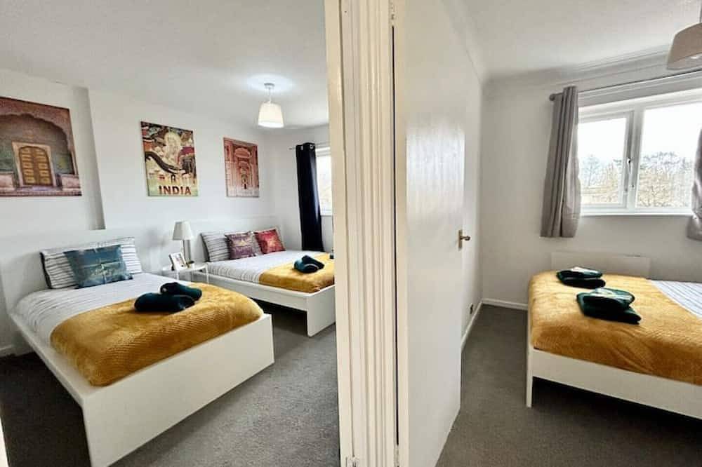 Unique Indian Inspired Townhouse Sleeps 11 In Northampton in Northampton, Northamptonshire