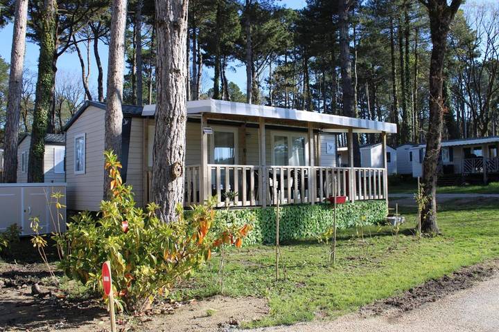 Camping pour 4 personnes, avec jacuzzi et terrasse ainsi que bassin pour enfant et piscine, animaux acceptés