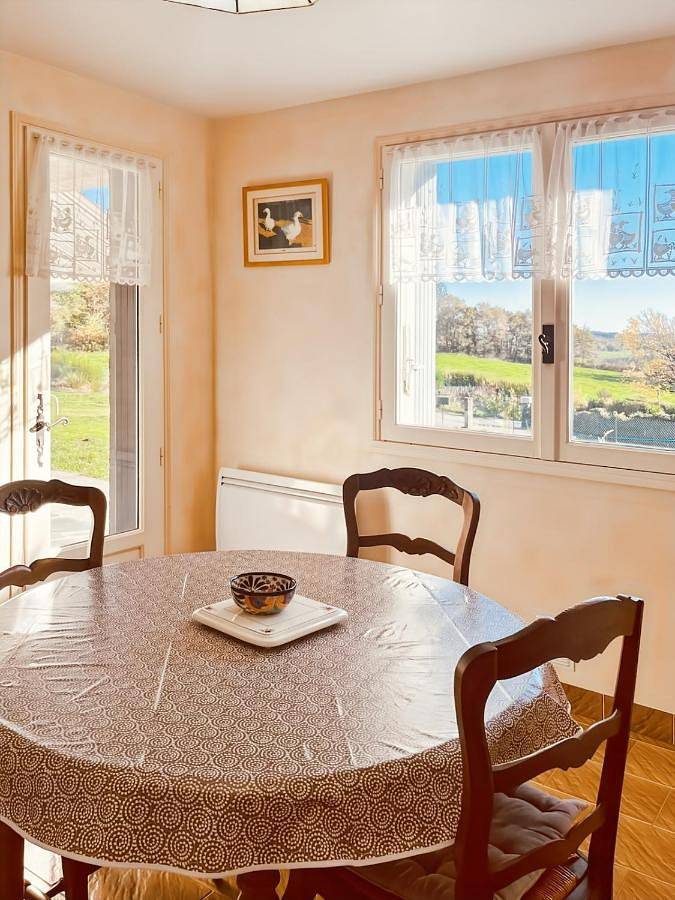 Four-Bedroom House in Lacapelle-Viescamp, Région d'Aurillac
