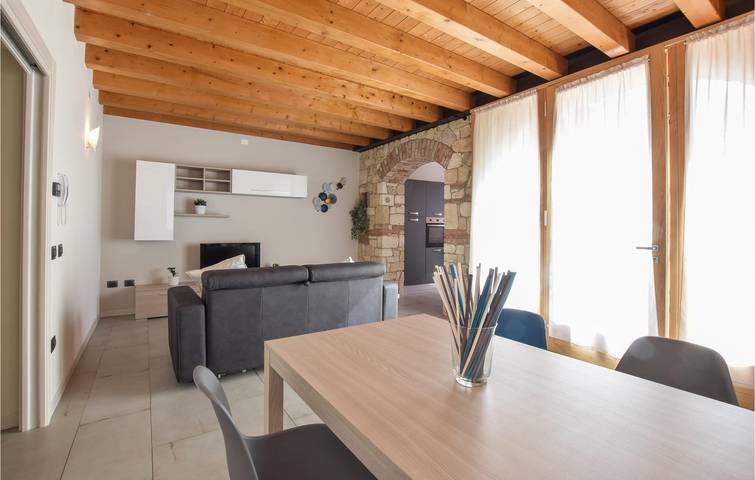 Accogliente appartamento 2BR con parcheggio e AC vicino al centro città! in Marano di Valpolicella, Provincia di Verona