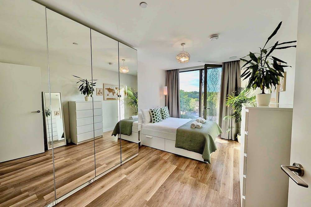 Entire apartment, Charming Flat in Sheerwater Near Attractions in Woking, Surrey