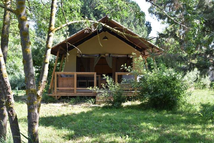 Camping pour 3 personnes, avec Terrasse et Jardin ainsi que Piscine et Vue à Vias