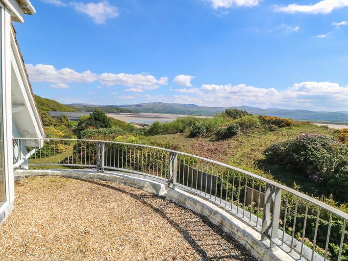 Cottage for 7 people, with Balcony and Terrace as well as Garden and View in Borth-y-Gest