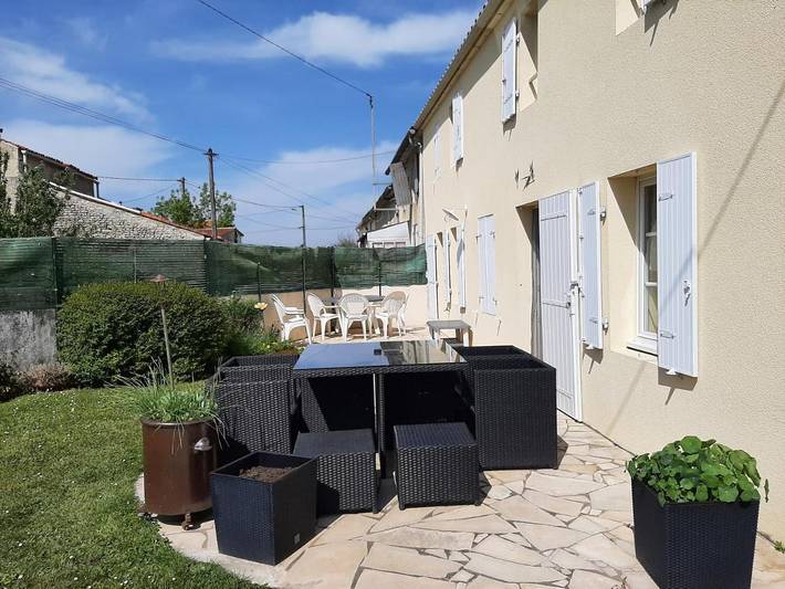 Location de vacances pour 8 personnes, avec jardin et vue à Le Thou - 2