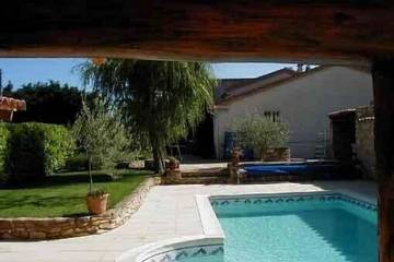 Location de vacances pour 5 personnes, avec balcon et jardin à Vénéjan