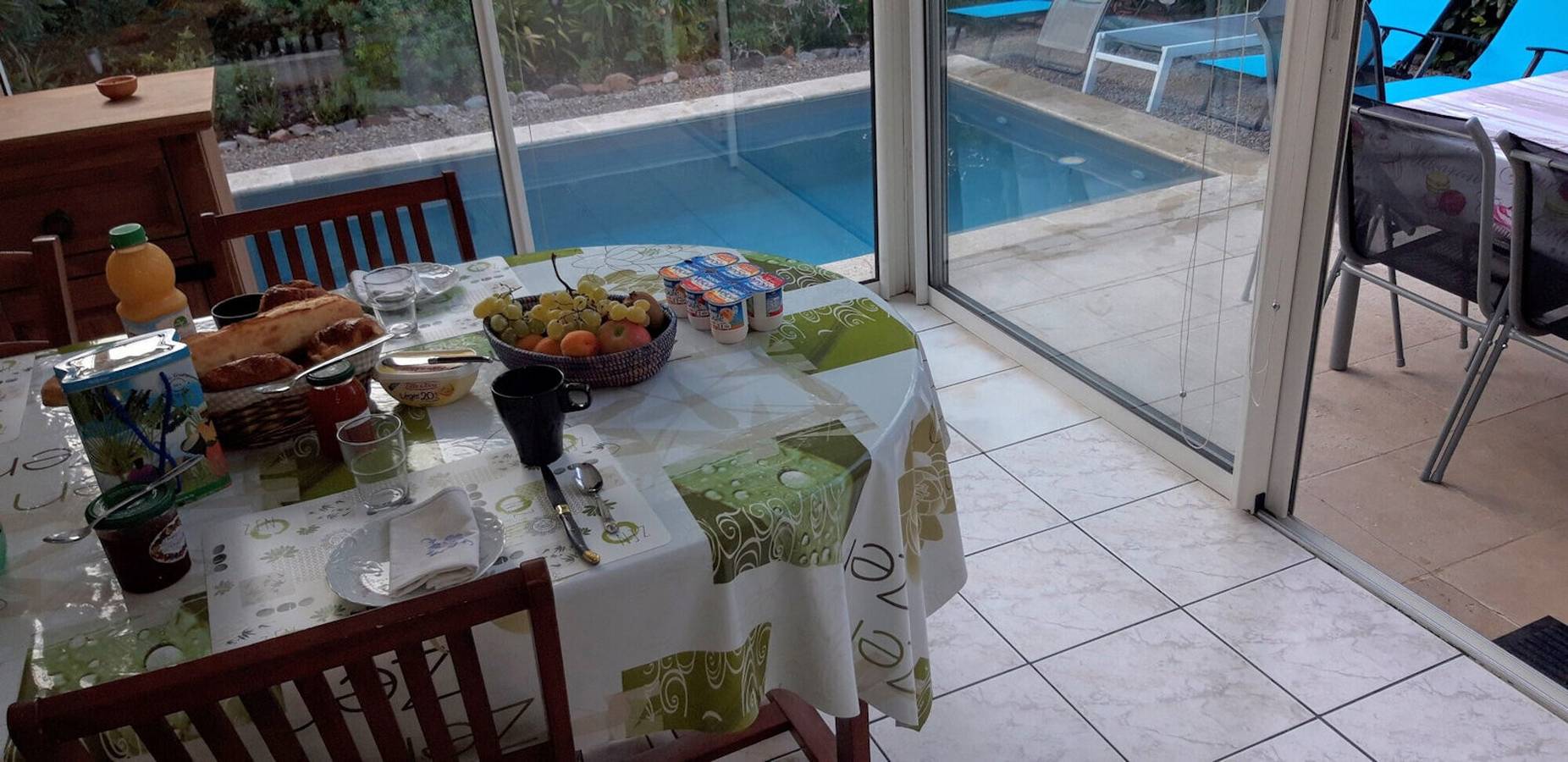 Chambres d'hôtes 'Le Paradis' avec piscine partagée, Wi-Fi et climatisation in Le Luc, Région de Draguignan