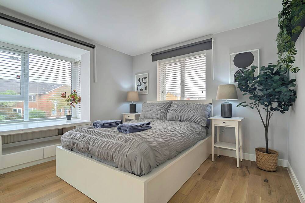 Spacious 5Br home on Marmaduke Street with 2 bathrooms, full kitchen, bright dining area, and private garden. Free on-site parking. Close to city centre, Anfield Stadium, and major attractions—ideal for families, groups, or business stays. in Liverpool, Merseyside