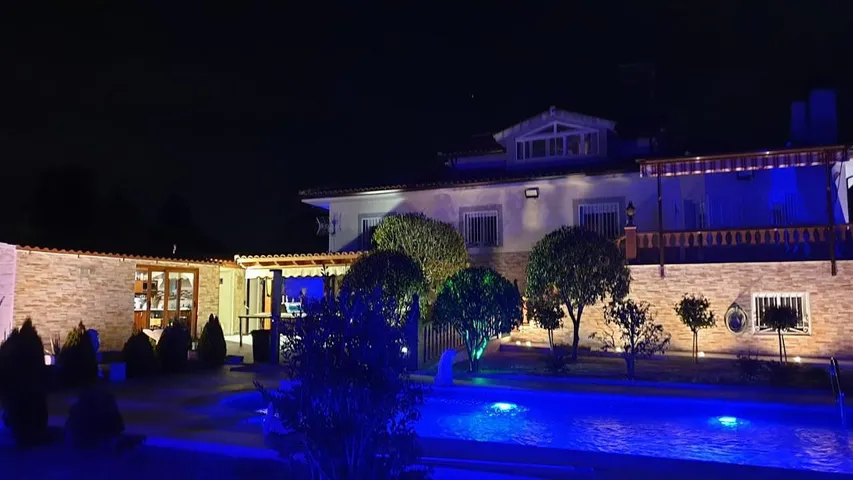 Maison de vacances pour 12 personnes, avec jacuzzi ainsi que jardin et piscine - 1