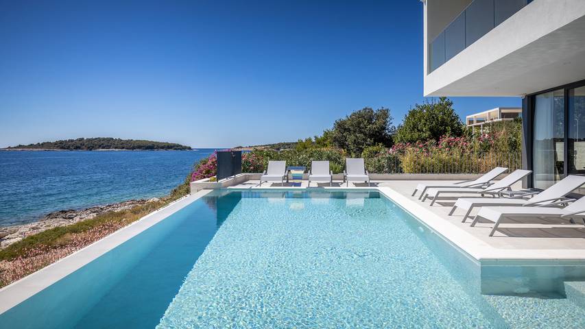 Villa für 10 Personen, mit Balkon und Meerblick sowie Pool und Sauna in Rogoznica