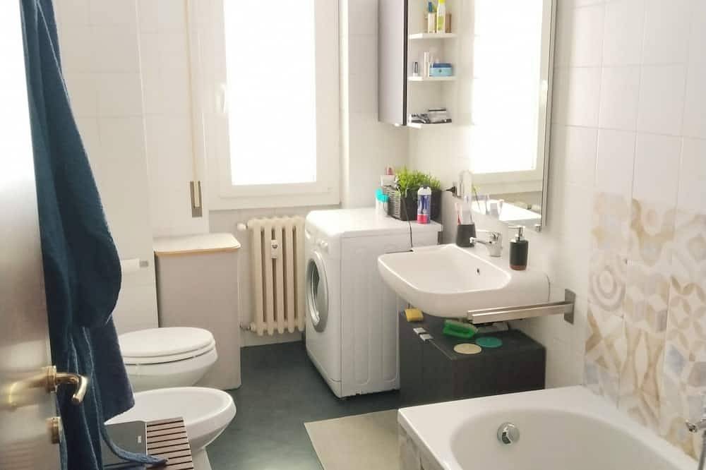 Spacious room in three-room apartment within walking distance of the M1 in Sesto San Giovanni, Provincia de Milan