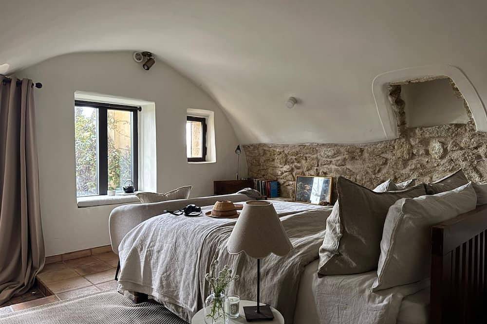 Ganze Wohnung, Cosy apartment-private garden, terrace, patio-in typical village near Lourmarin in Vaugines, Regionaler Naturpark Luberon