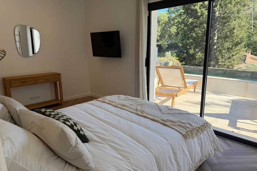 Apartamento entero, Villa Ambre - Tres Habitaciones Piso, Capacidad 6 in Le Rouret, Region de Cannes