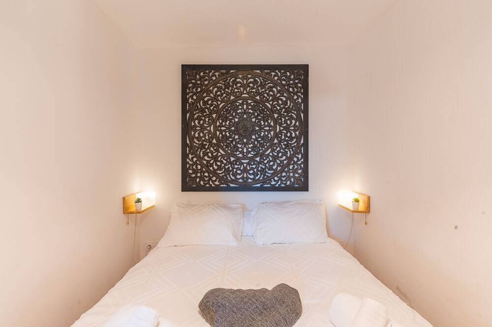 Entire apartment, Charming 2-bedroom house with pool, wifi, Ac in peaceful Eyguières in Eyguières, Arles region