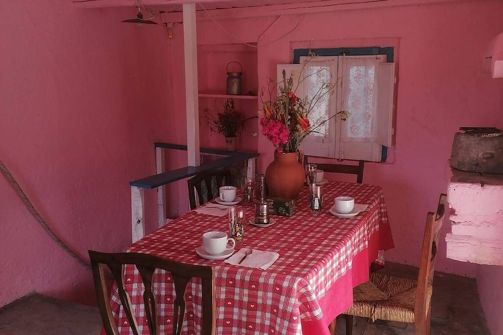 Ganze Wohnung, Tranquil 1-bedroom apartment in enchanting Badolato, in Badolato, Catanzaro Provinz