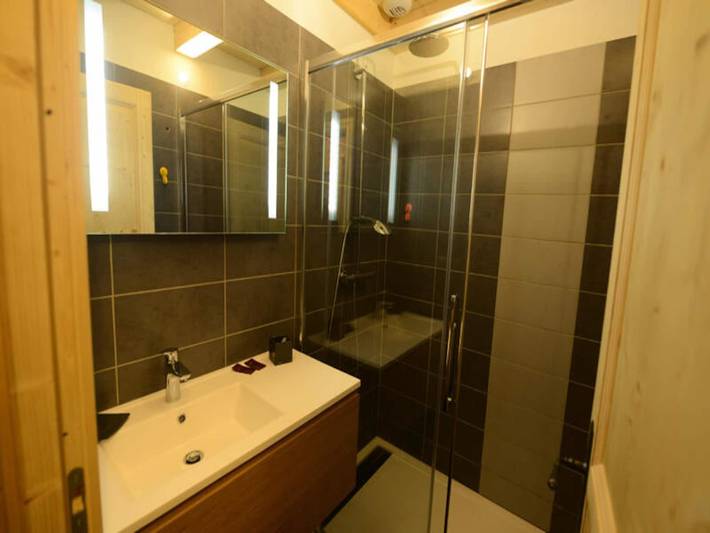 Chalet pour 12 personnes, avec terrasse ainsi que jacuzzi et sauna dans le Cantal - 4