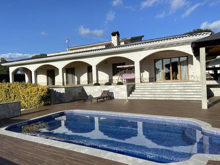 Casa rural para 12 personas, con terraza y piscina en Tordera