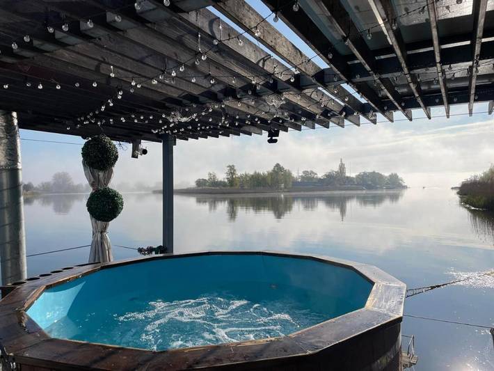 Bateau pour 4 personnes, avec sauna et vue ainsi que terrasse et vue sur le lac en Lettonie