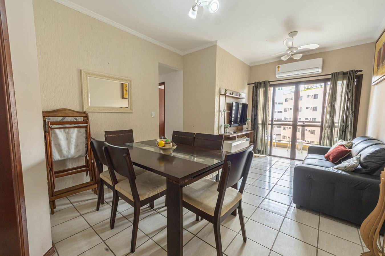 Apartamento inteiro, Apto com Garagem e Ar-condicionado a 600m da Praia in Praia da Enseada (Guarujá), Baixada Santista