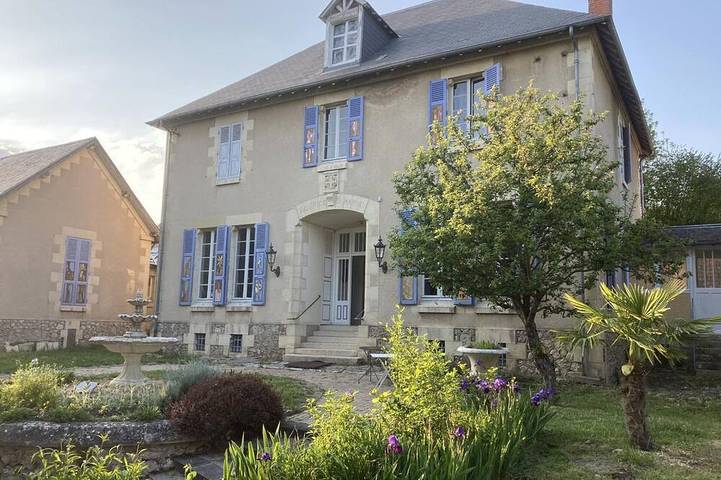 Gîte pour 6 personnes, avec terrasse et jardin à Sanssat