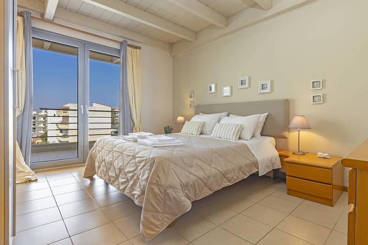 Ganze Wohnung, Sonniges Penthouse & moderne Annehmlichkeiten ★ Meerblick ★ in Rhodos Stadt, Rhodos