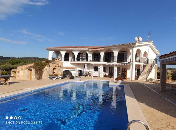 Casa rural para 15 personas, con jardín además de vistas y piscina, Se admiten mascotas en Cálig