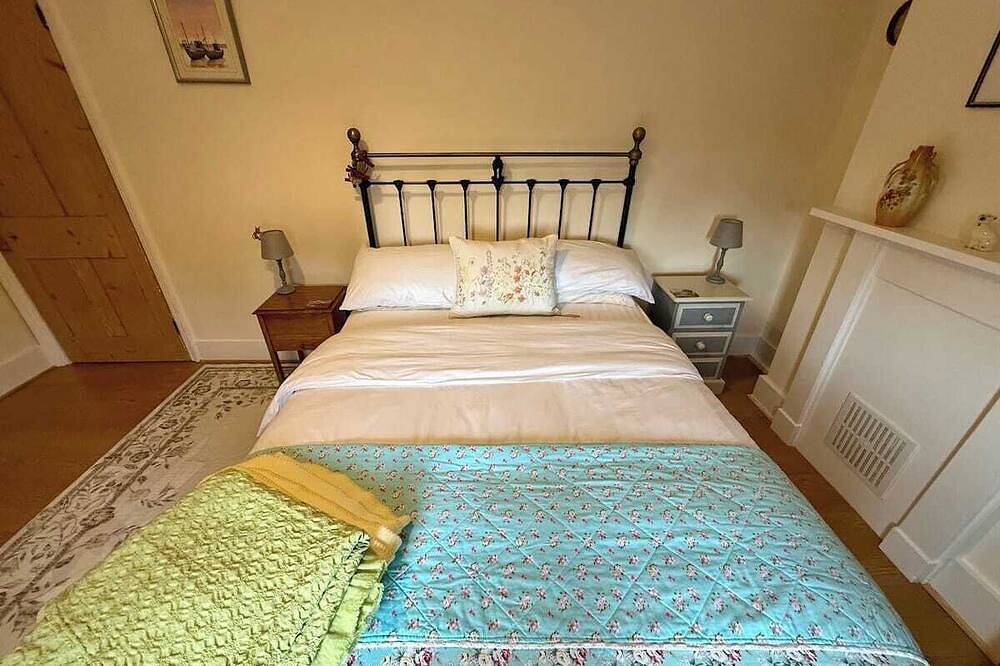 Charming Cottage Retreat with Garden in Historic Old Town, Eastbourne in Eastbourne, East Sussex
