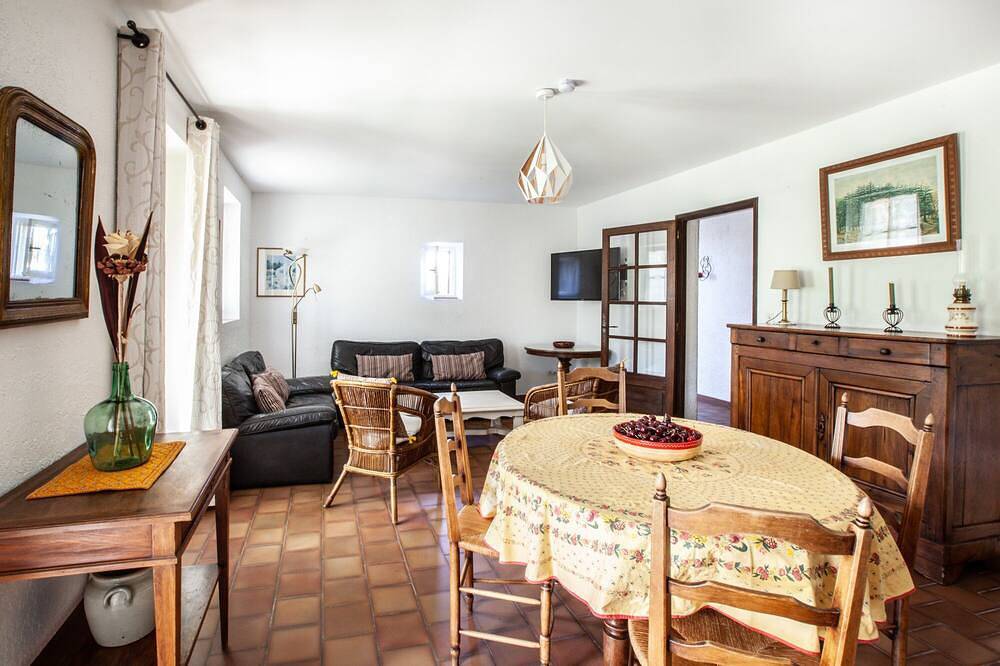 Appartement entier, Très beau gîte avec piscine au cœur du Luberon, dans le village de Bonnieux in Bonnieux, Parc naturel régional du Luberon