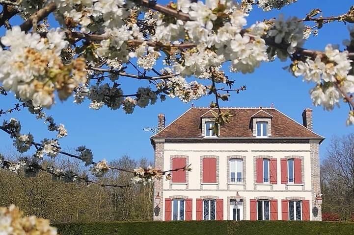 Location de vacances pour 13 personnes, avec Terrasse ainsi que Jardin et Sauna à Villeneuve-sur-Yonne