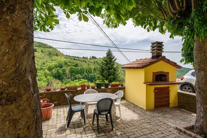 Vakantiehuis 'Africo Con Vista' met Bergzicht, Eigen Tuin en Balkon in Piteglio, San Marcello Piteglio