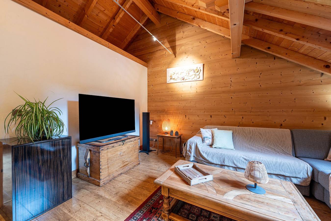 Apartamento entero, Apartamento "Locdecharme" con vistas a la montaña, terraza privada y Wi-Fi in Les Clefs, Región de Annecy