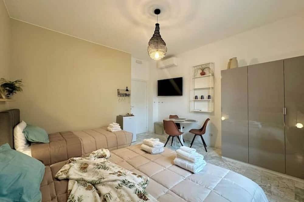 Entire apartment, Spacious & Comfortable Room Near Bergamo Center in Bergamo, Bergamo Province