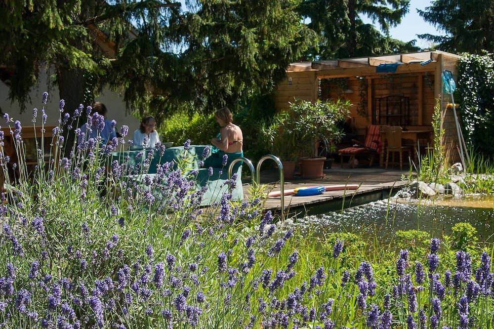 Bio Ferienhaus mit Garten & Badeteich in Ruhelage, Wien erreichbar in 15 Minuten in Maria Enzersdorf am Gebirge, Wienerwald