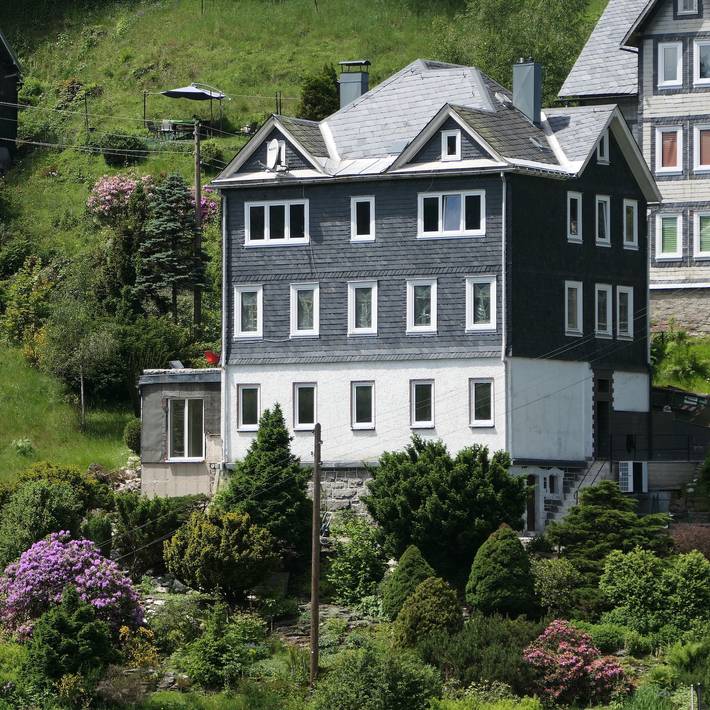 Entire apartment, Modern apartment in Lauscha’s glassmaking town with terrace, nature & mountain views (A) in Lauscha, Rennsteig