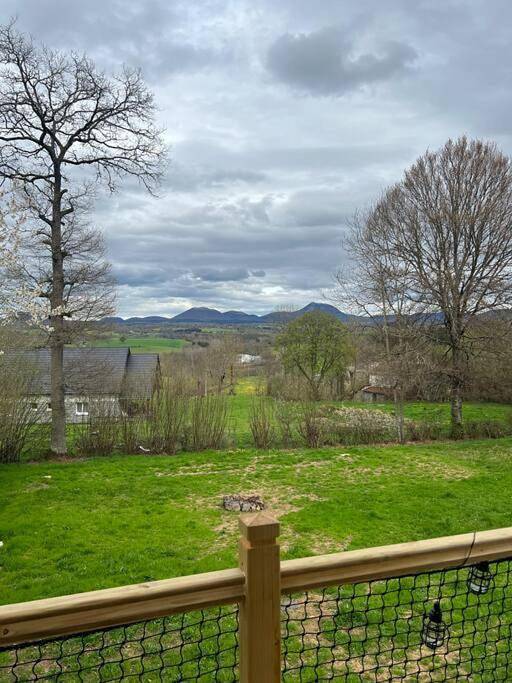 Tiny House L’œil des Dômes in Bromont-Lamothe, Parc naturel régional des Volcans d'Auvergne