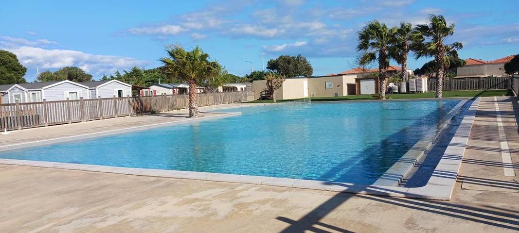 Camping pour 5 personnes, avec bassin pour enfant ainsi que terrasse et piscine