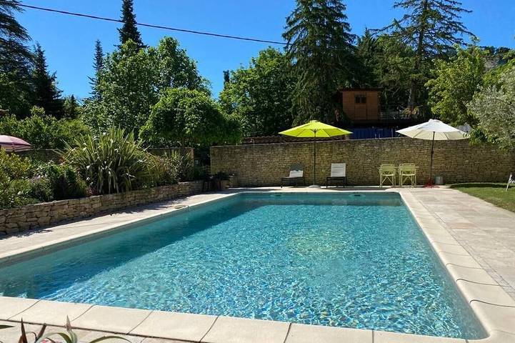 Gîte pour 3 personnes, avec terrasse ainsi que jardin et piscine à Venasque