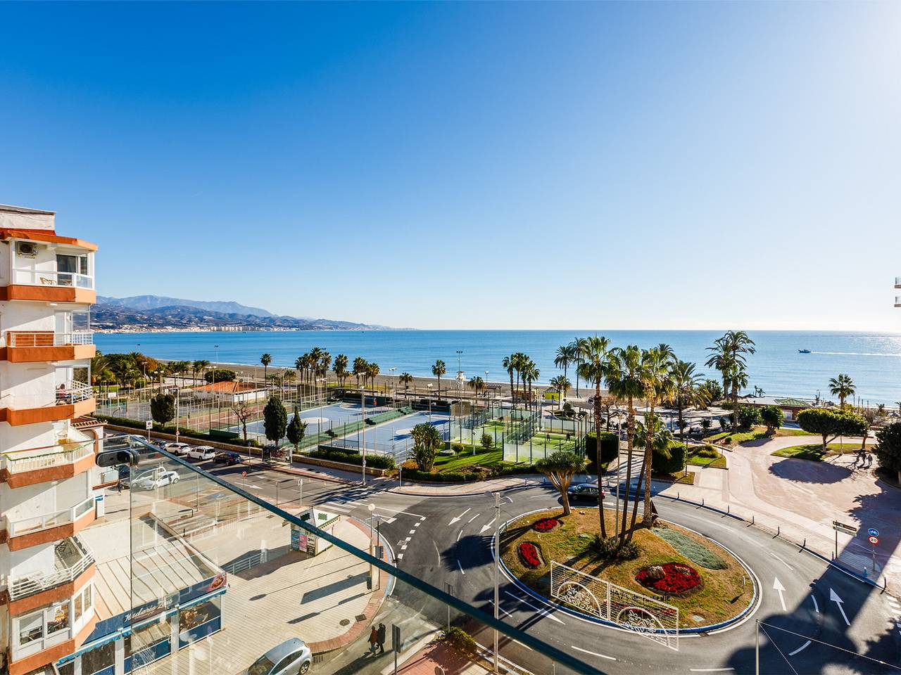 Entire apartment, Charming beachfront apartment in Torre del Mar, 2 bedrooms, air conditioning, pool in Playa de Torre del Mar, Torre del Mar