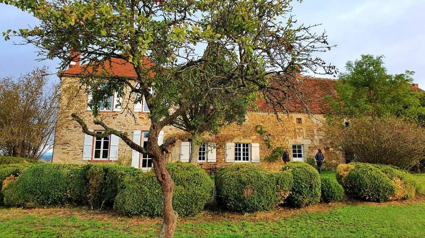 Gîte pour 10 personnes, avec jardin et vue à Louroux-de-Bouble